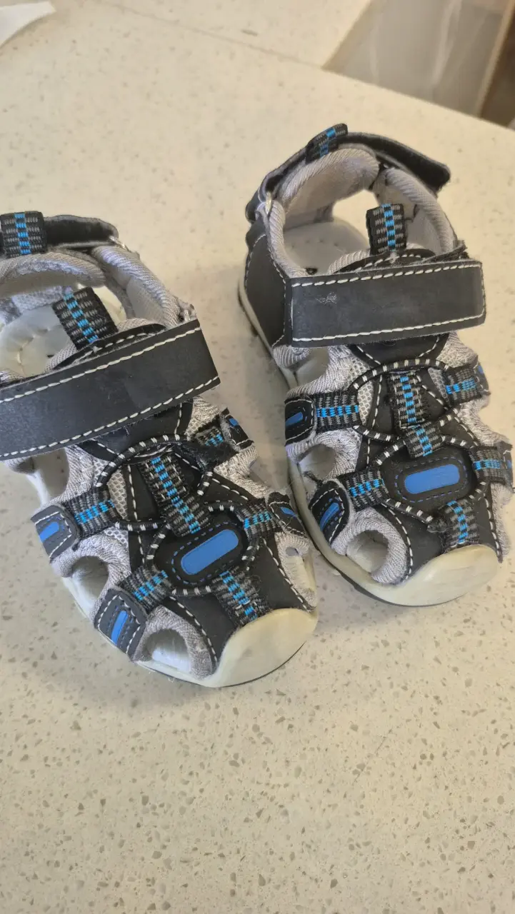 Sandalias infantiles azul y negro - 1