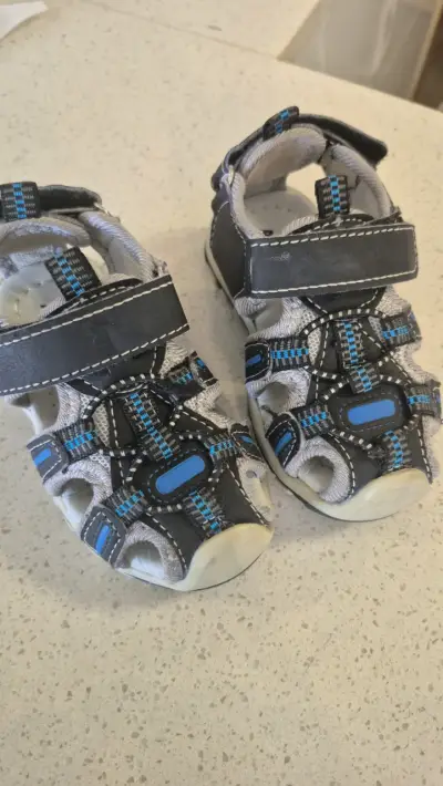 Sandalias infantiles azul y negro - miniatura 1