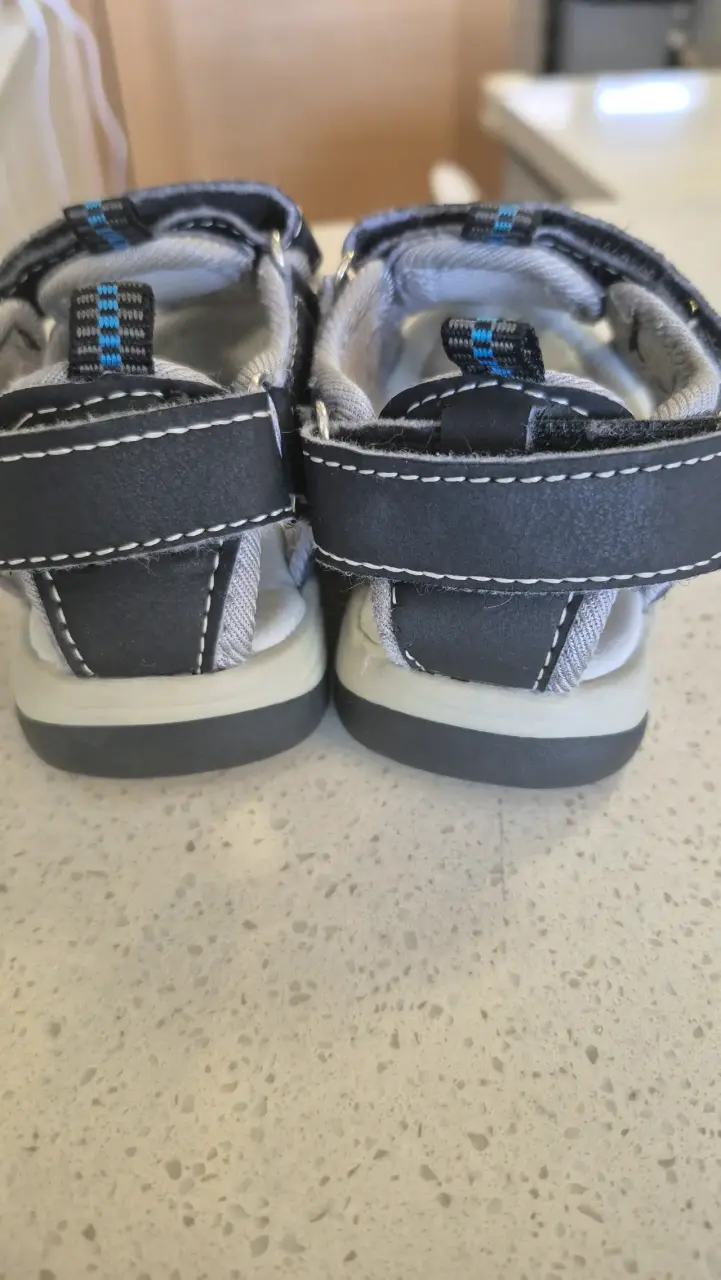 Sandalias infantiles azul y negro - 2