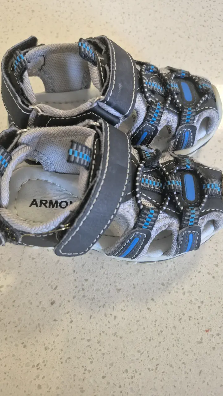 Sandalias infantiles azul y negro - 3