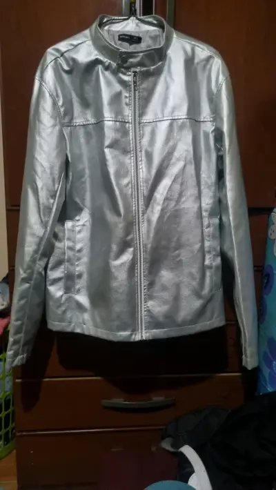 Chaqueta plateada estilo biker - miniatura 1