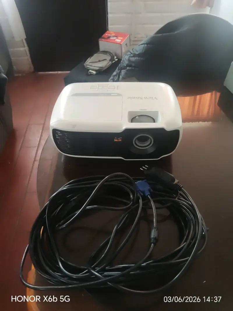 Proyector ViewSonic con cables - 1