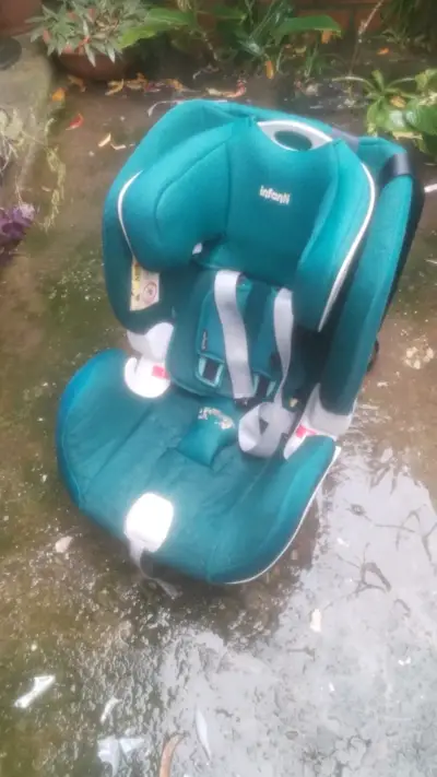 Silla de auto infantil verde - miniatura 2
