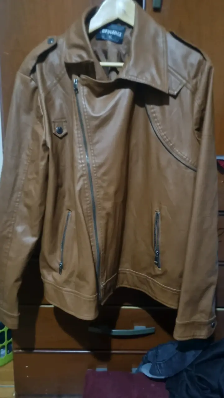 Chaqueta café de cuero sintético - 1