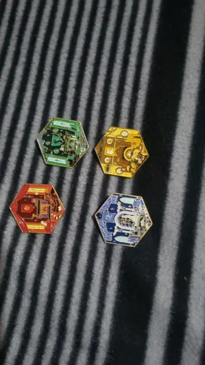 Set de pines temáticos hexagonales - miniatura 1