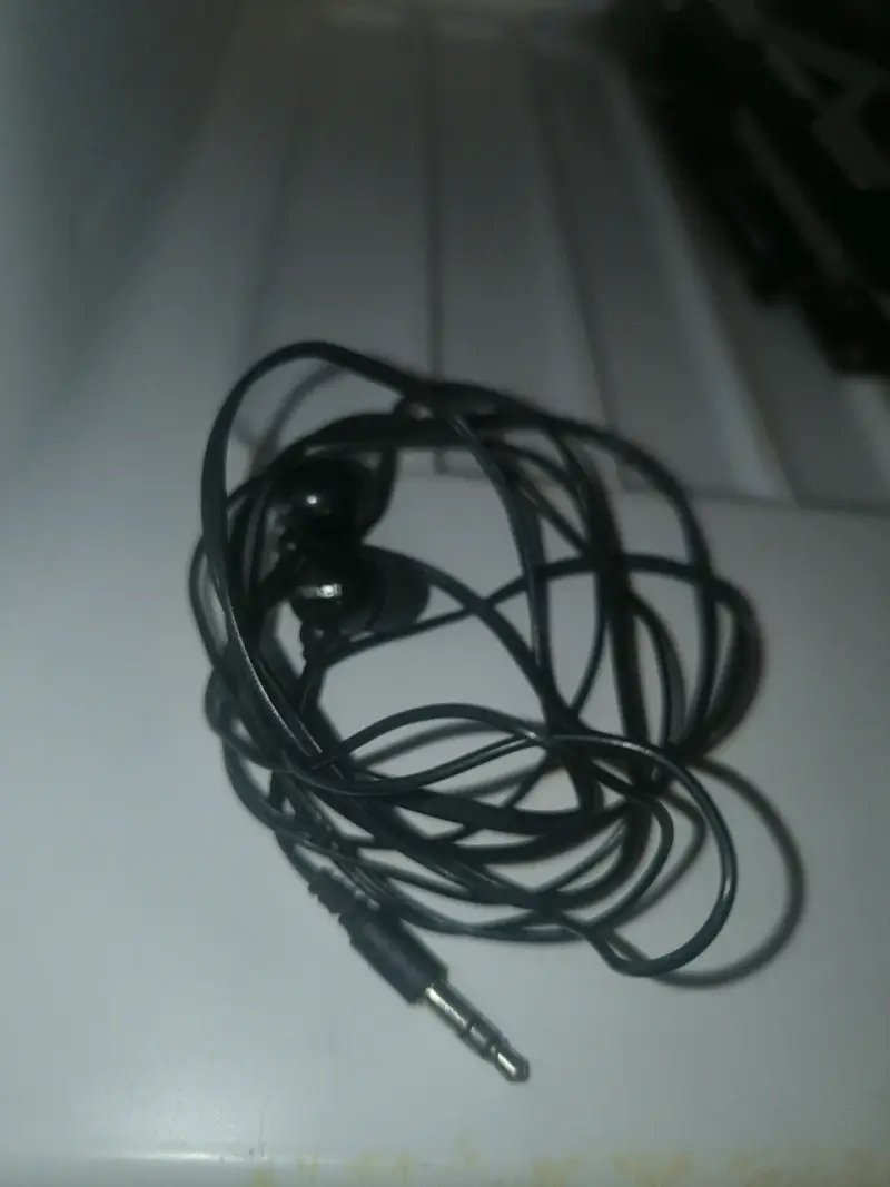 Audífonos con cable negros