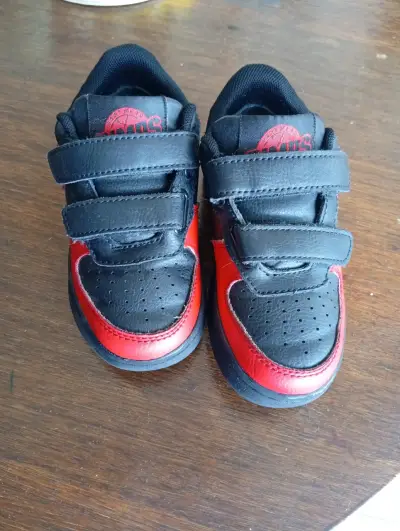 Zapatillas negras y rojas infantiles - miniatura 1
