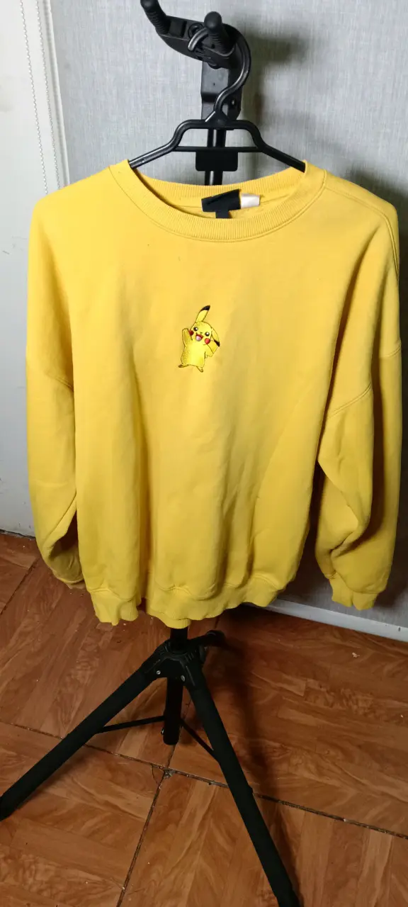 Polerón amarillo con Pikachu - 1