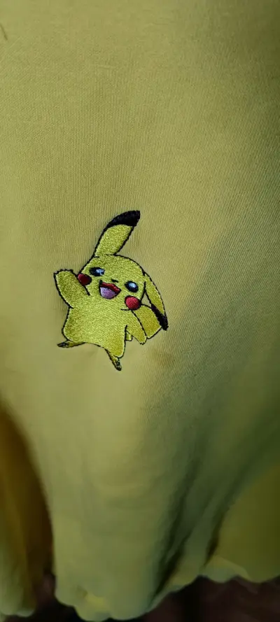 Polerón amarillo con Pikachu - miniatura 2