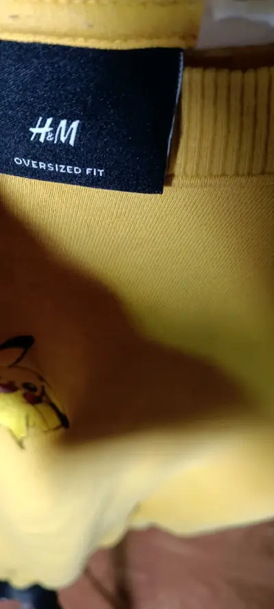 Polerón amarillo con Pikachu - miniatura 3