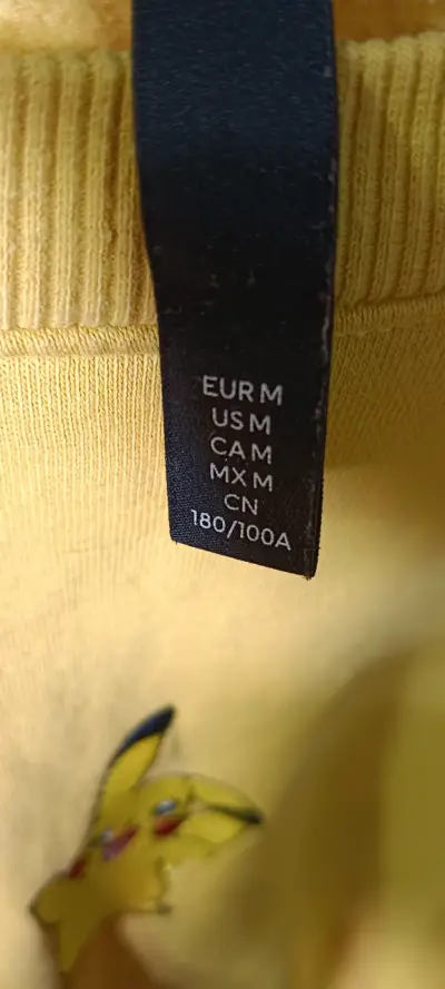 Polerón amarillo con Pikachu - miniatura 5