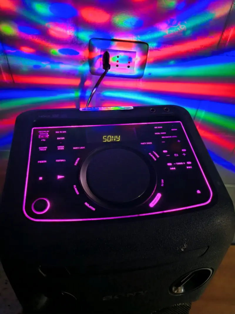 Parlante Sony con luces LED - 1