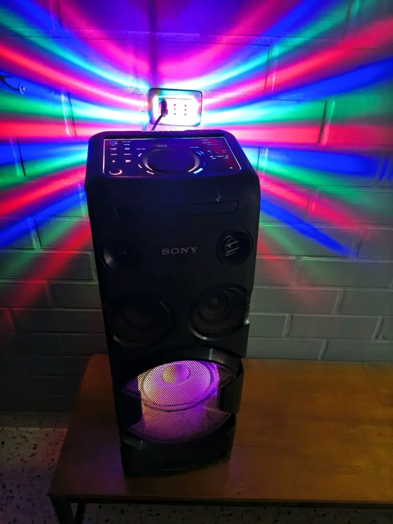 Parlante Sony con luces LED - 2