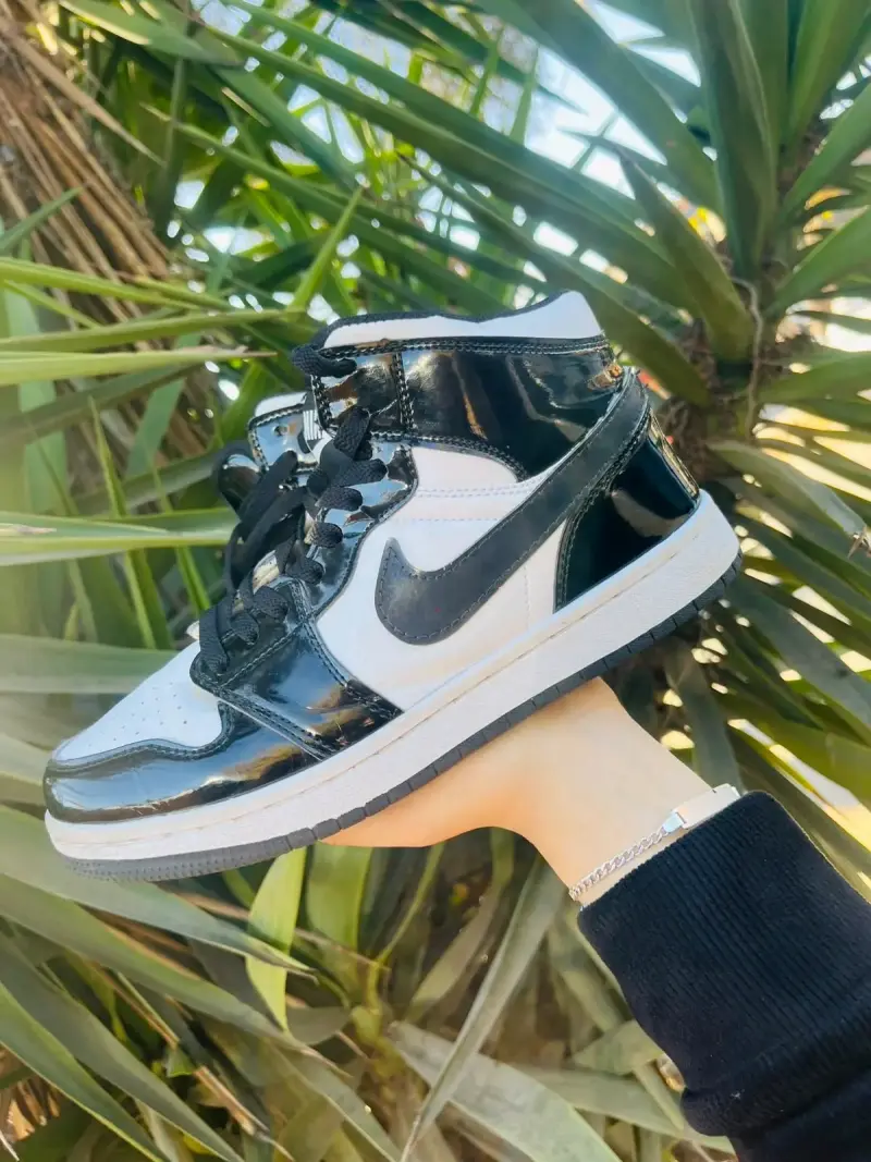 Zapatillas negras y blancas