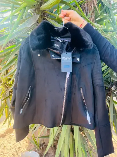 Chaqueta negra con etiqueta - miniatura 1