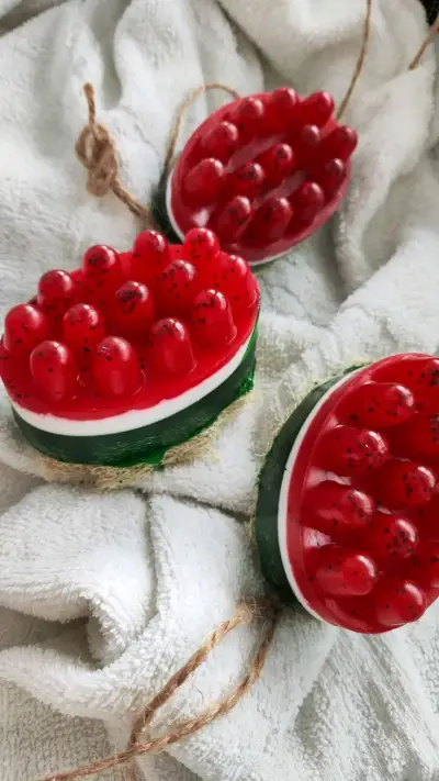 Jabón exfoliante en forma de sandía - miniatura 1