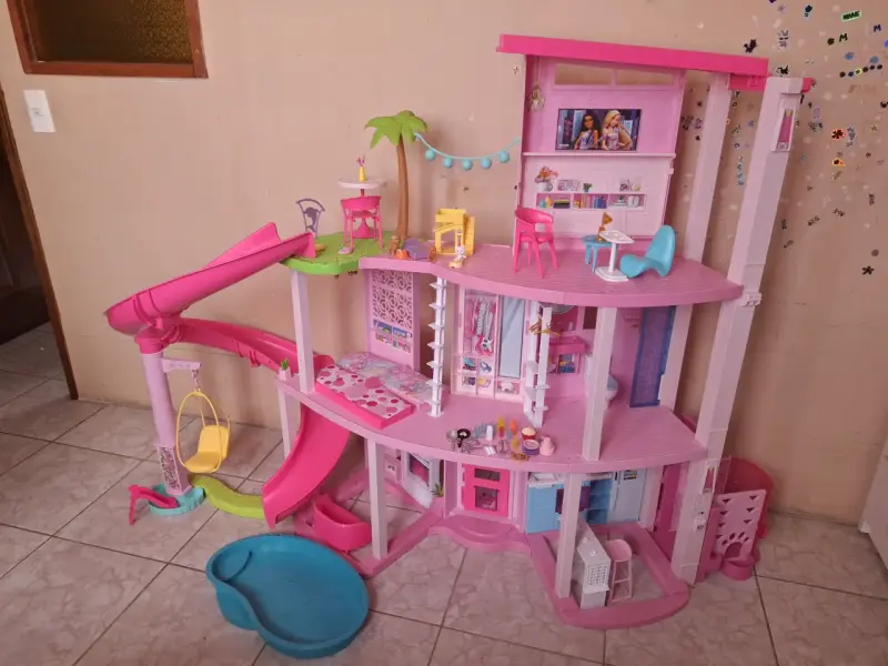 Casa de muñecas grande con tobogán