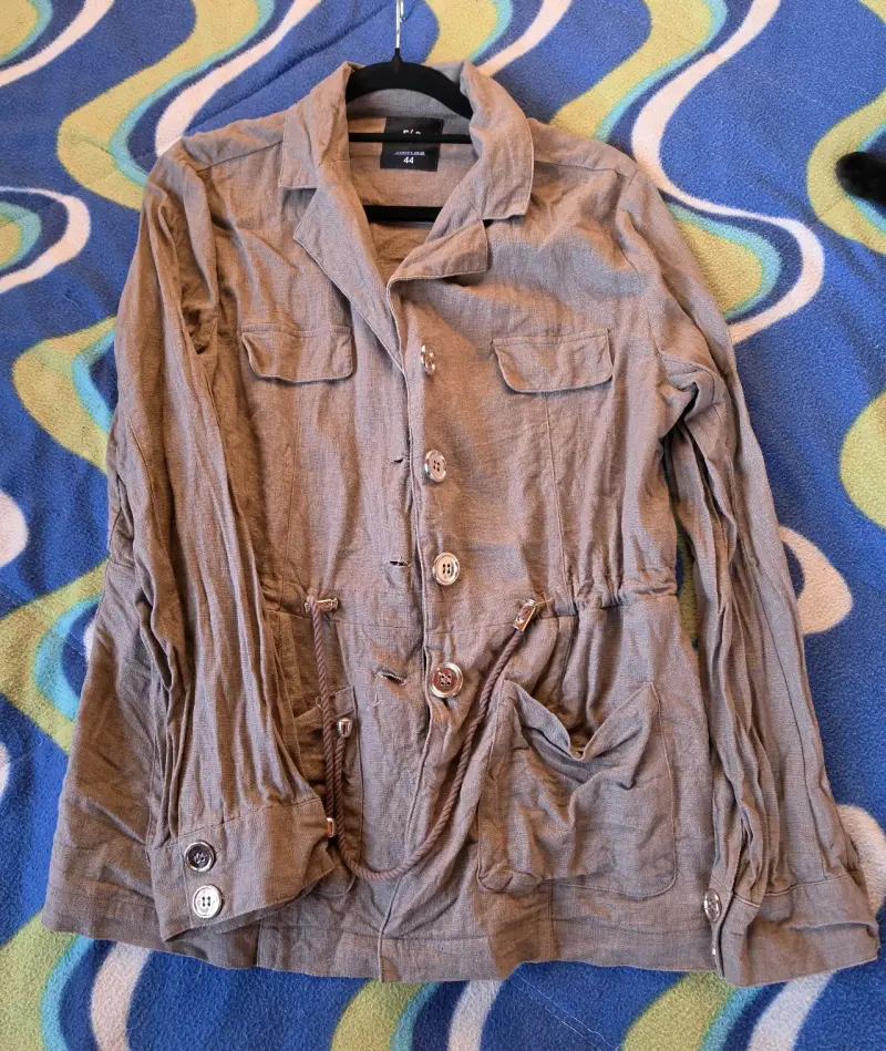 Chaqueta beige con bolsillos