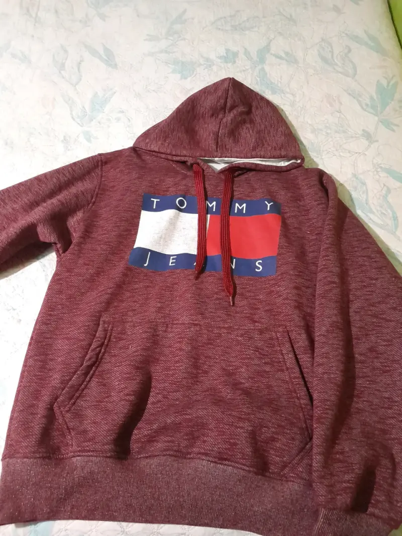 Polerón tommy con capucha burdeo