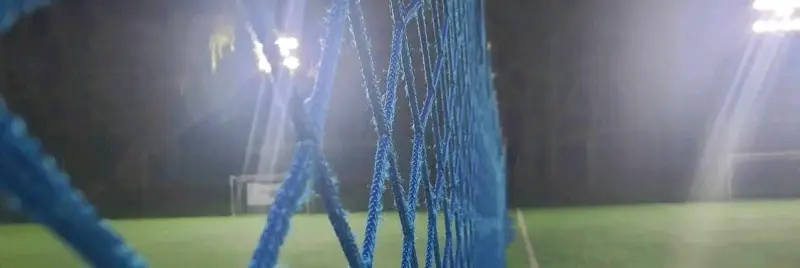 Arco de fútbol con red azul