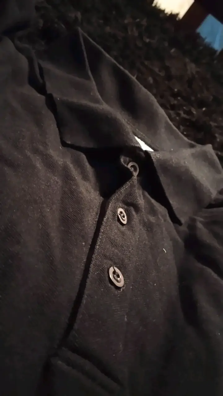 Polera cuello en V, negra de hombre - 2