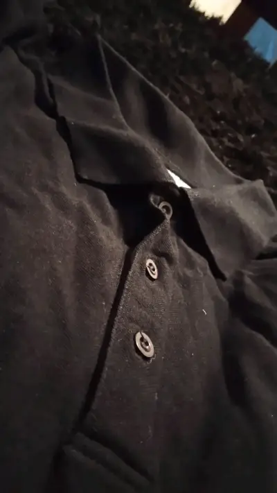 Polera cuello en V, negra de hombre - miniatura 2