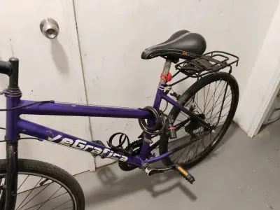 Bicicleta morada urbana - miniatura 2