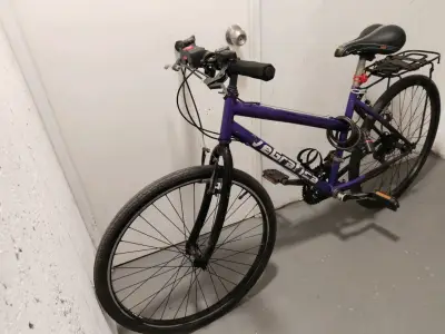 Bicicleta morada urbana - miniatura 3