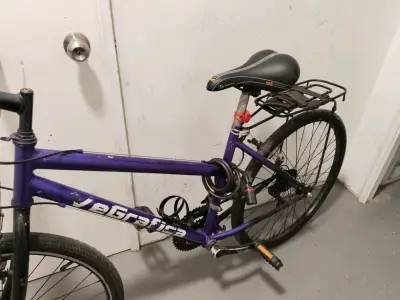 Bicicleta morada urbana - miniatura 5