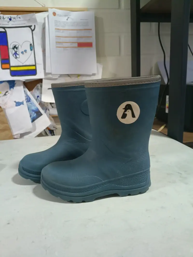 Botas de goma azul para lluvia