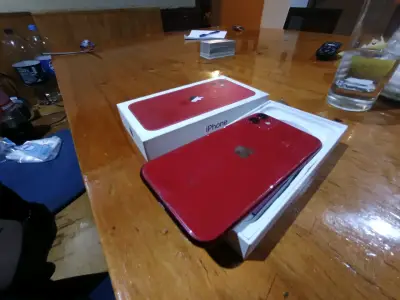 Teléfono iPhone 11 rojo - miniatura 1