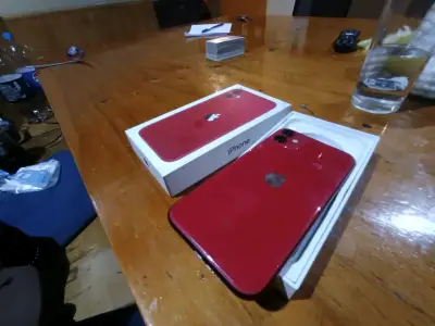Teléfono iPhone 11 rojo - miniatura 2
