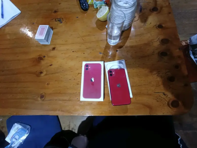 Teléfono iPhone 11 rojo - 3