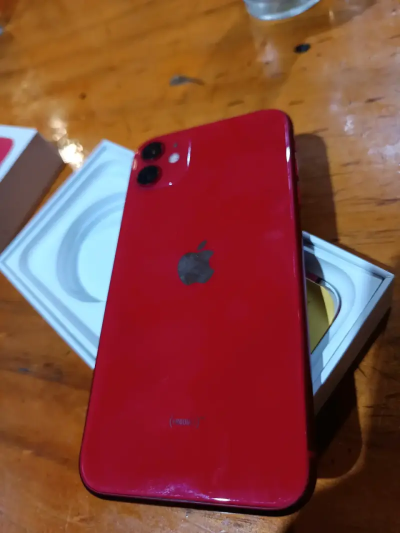 Teléfono iPhone 11 rojo - 4
