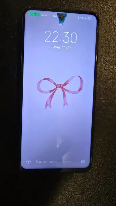 Smartphone con pantalla encendida - miniatura 1