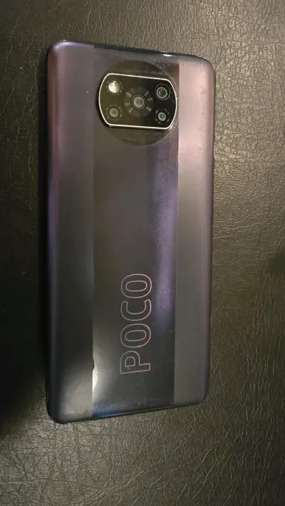 Smartphone con pantalla encendida - miniatura 2