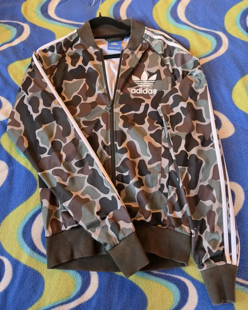 Chaqueta deportiva camuflaje Adidas