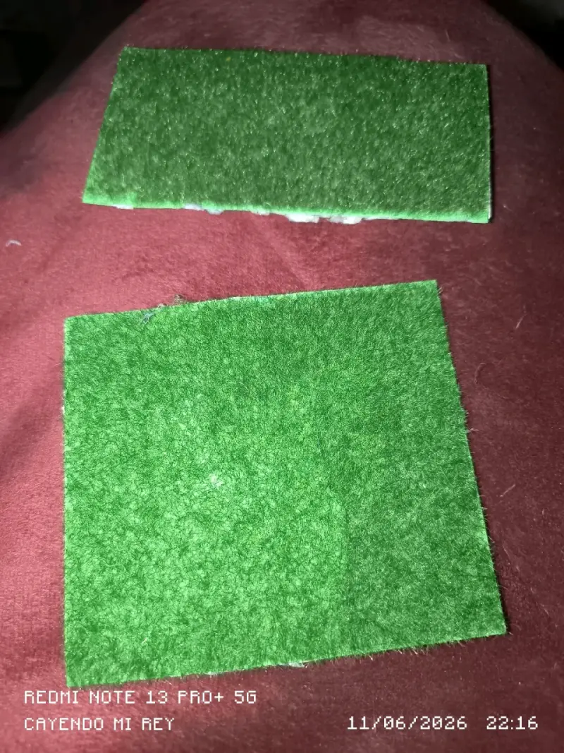 Piezas de césped artificial verde