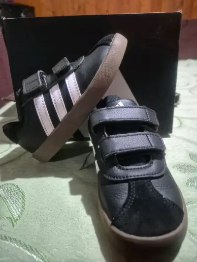 Zapatillas negras con tiras - miniatura 1