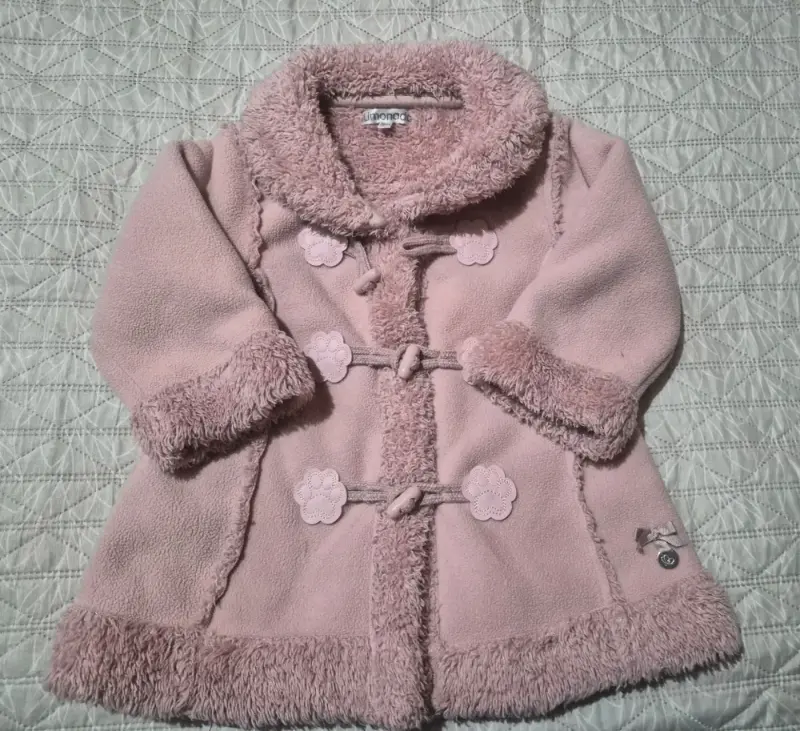 Abrigo rosado para niña con botones