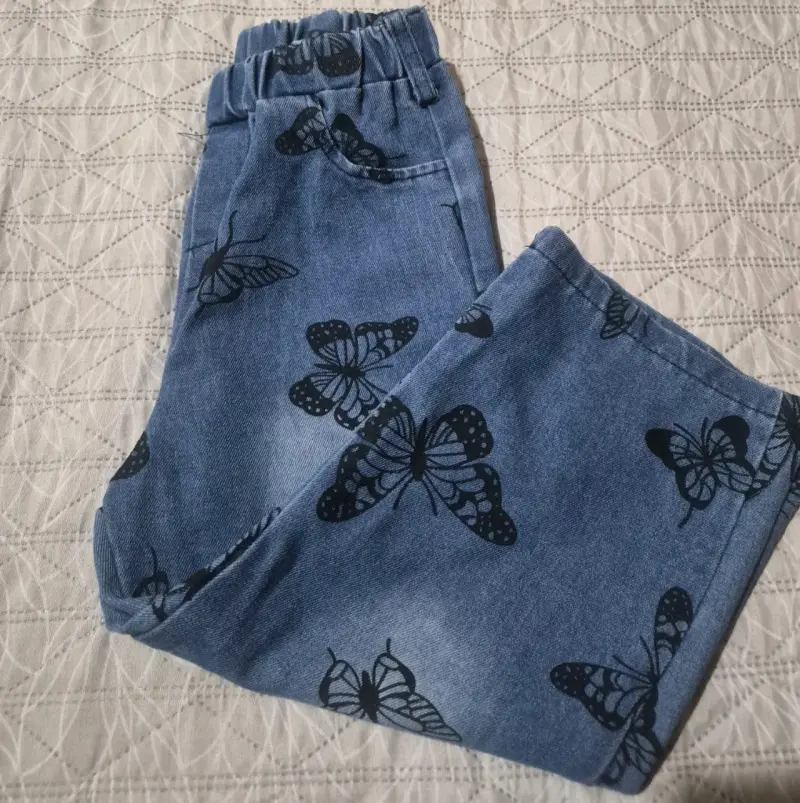 Pantalones de mezclilla con mariposas