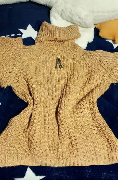 Suéter tejido cuello alto beige - miniatura 2