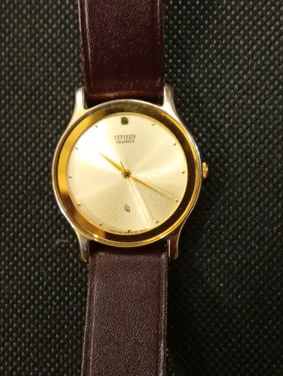 Reloj Citizen de cuarzo dorado - miniatura 1