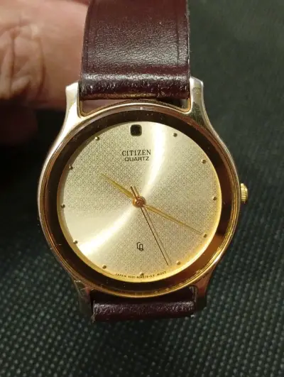 Reloj Citizen de cuarzo dorado - miniatura 2