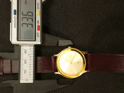 Reloj Citizen de cuarzo dorado - miniatura 3