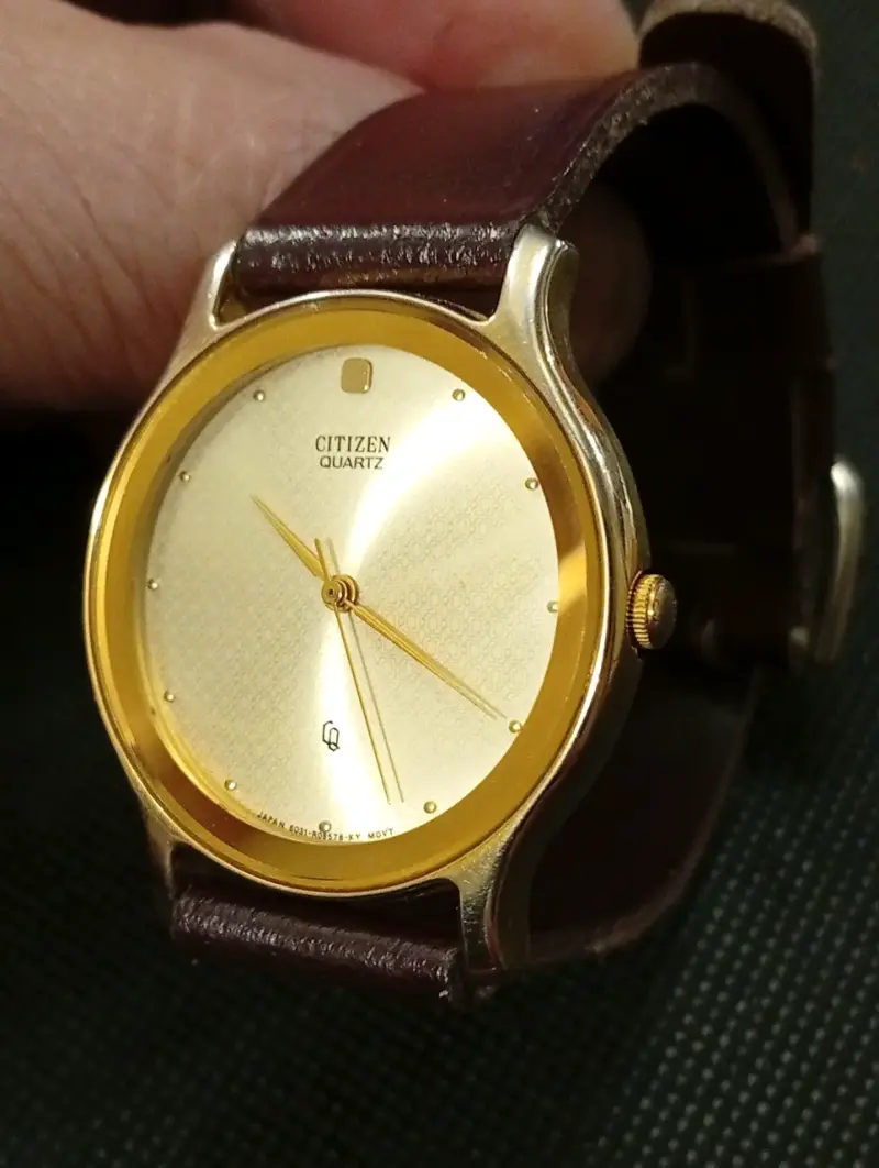 Reloj Citizen de cuarzo dorado - 4