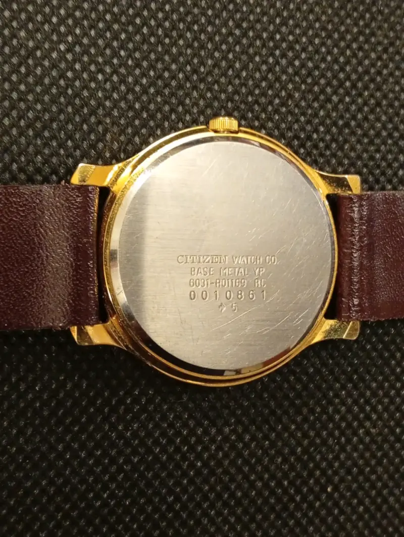 Reloj Citizen de cuarzo dorado - 5