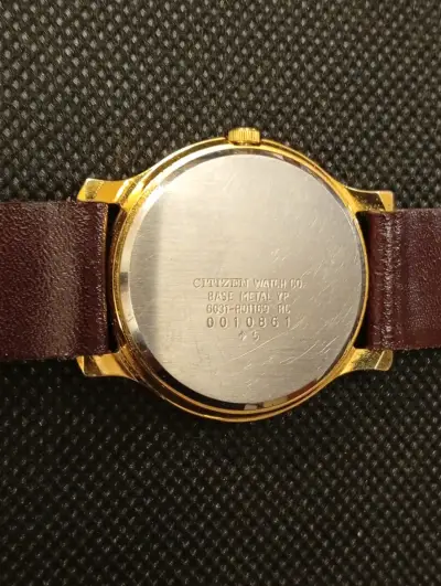 Reloj Citizen de cuarzo dorado - miniatura 5