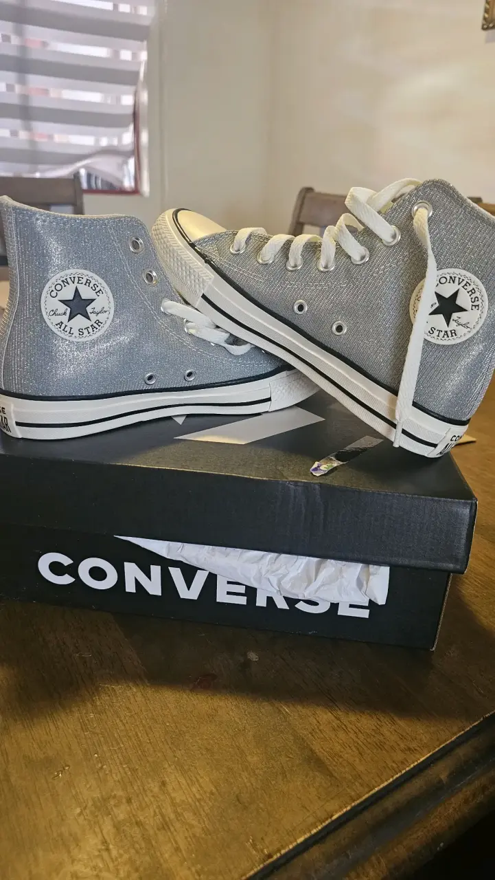 Zapatillas Converse plateadas nuevas - 1