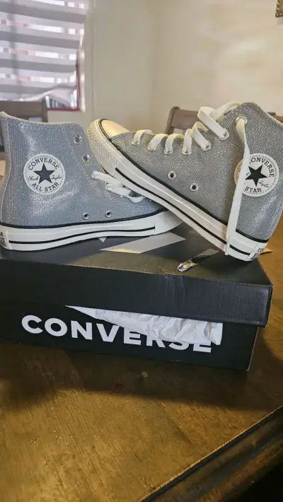 Zapatillas Converse plateadas nuevas - miniatura 1